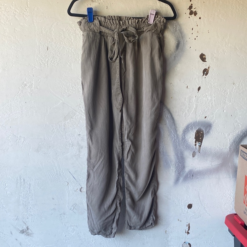 Sneak Peek Women's Cropped Pants - Olive